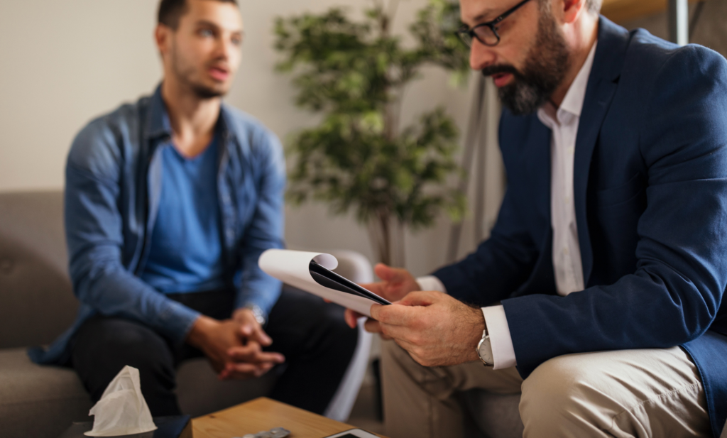 Un hombre haciéndole terapia a otro hombre